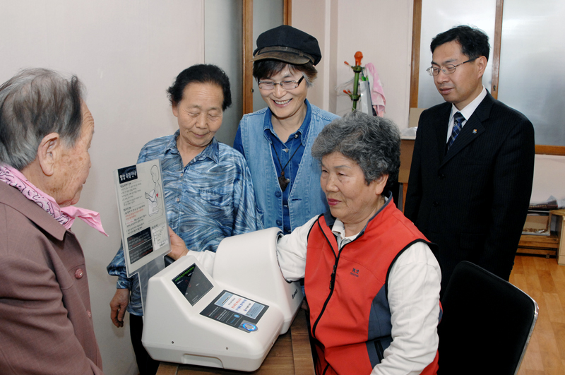 첨부파일 - 경로당에 건강체크를 위한 혈압계 설치 1